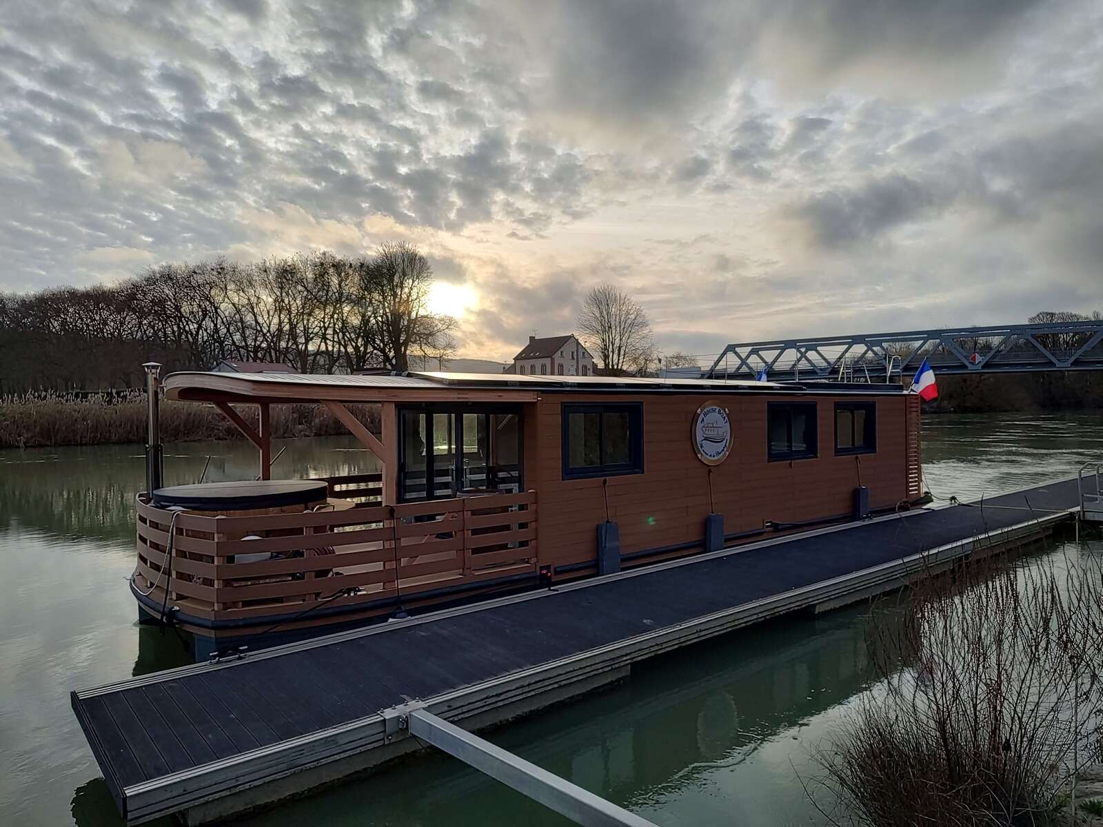 bateau sur le canal près d'Epernay en Champagne