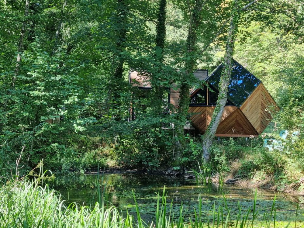 Lodge en pleine foret et au bord d'un ruisseau en Haute Marne