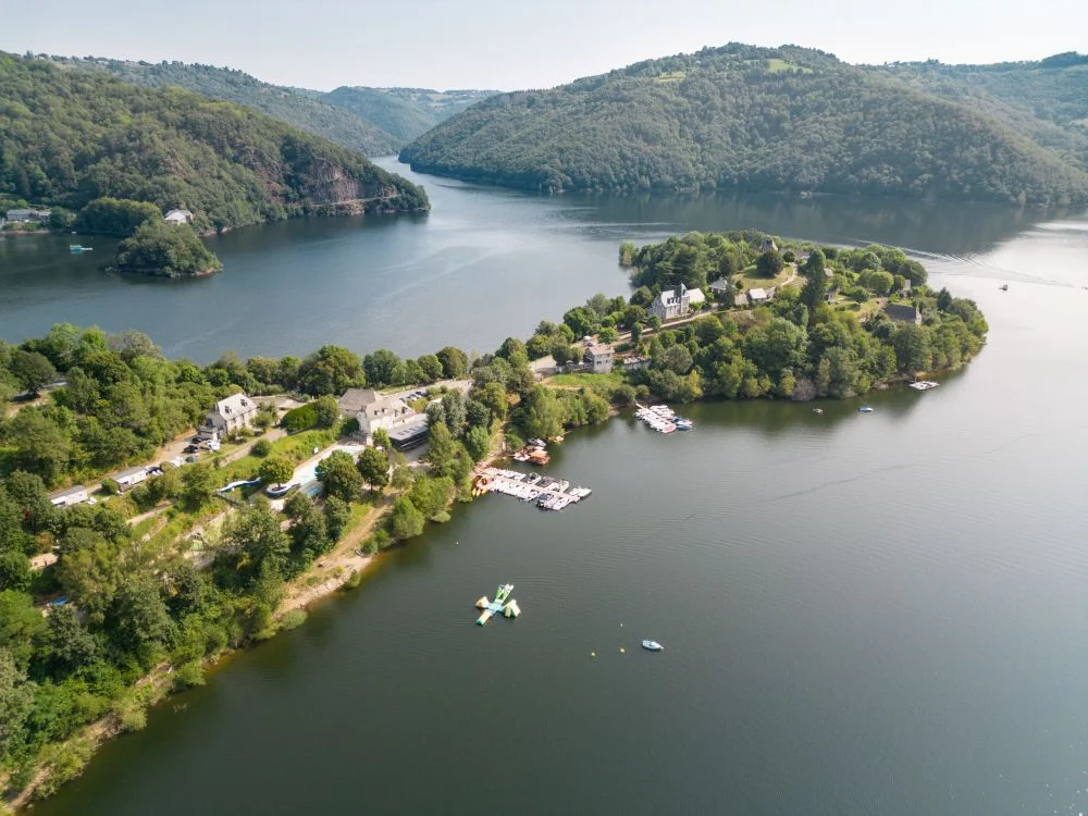 vue a&eacute;rienne du lac Sarrans et de la presqu'&icirc;le de Laussac