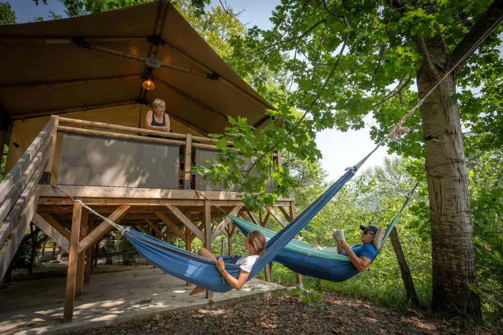chalet du camping surplombant le lac