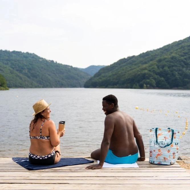 couple sur un ponton en bord de lac