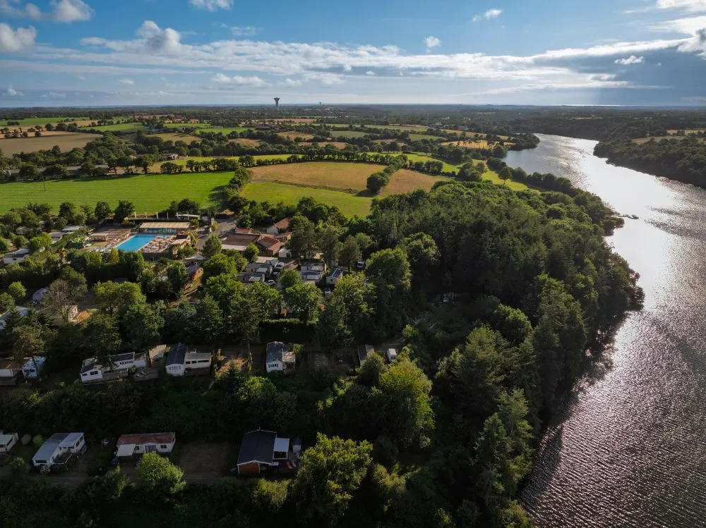 vue a&eacute;rienne du lac de jaunay