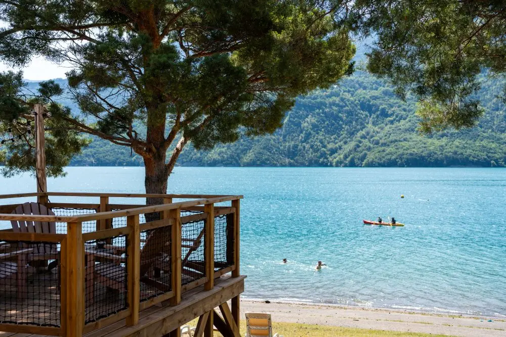 vue du lac de serre-pon&ccedil;on depuis la terrasse du camping