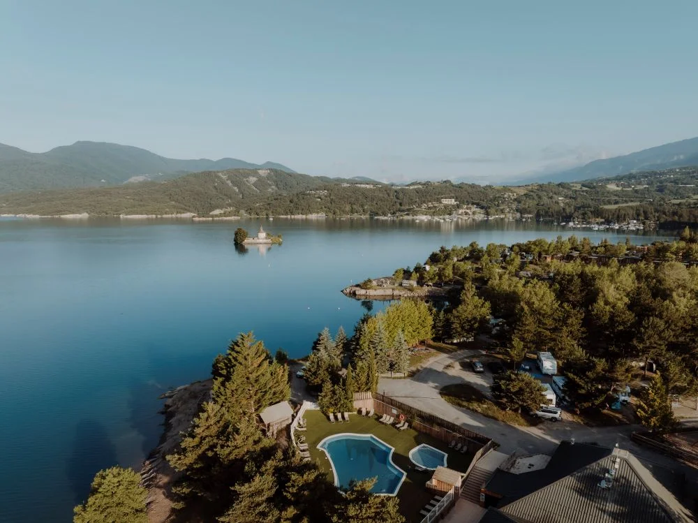 vue a&eacute;rienne du camping du lac de serre-pon&ccedil;on