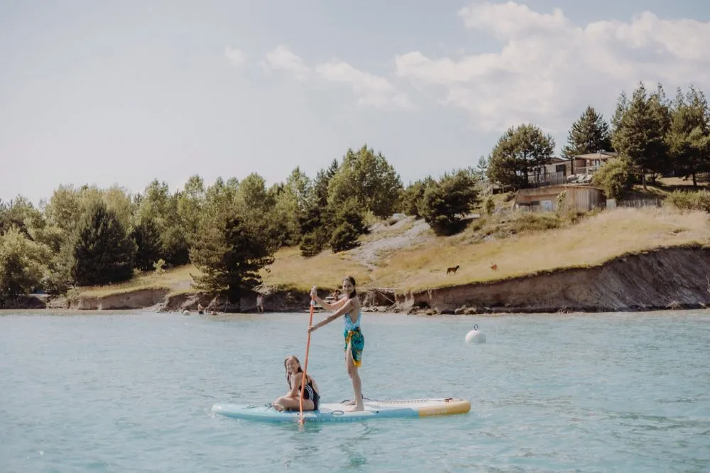 enfants sur un paddle sur le lac de serre-poncon