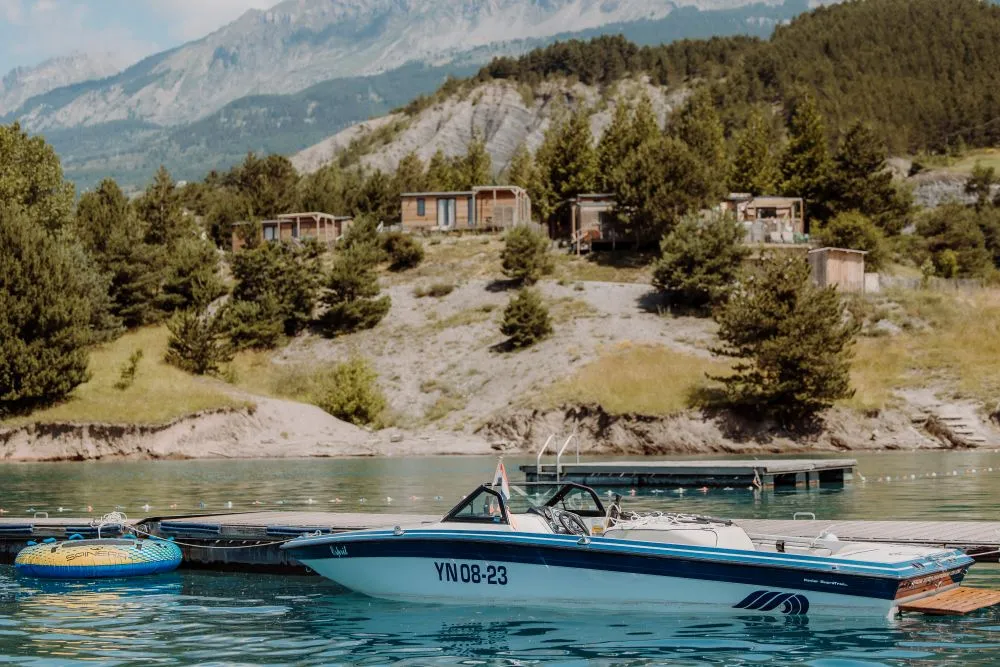 bateau amarr&eacute; au ponton du camping