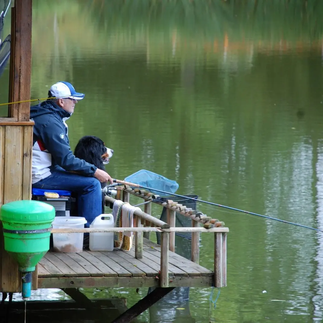 pecheur sur le ponton d'un g&icirc;te
