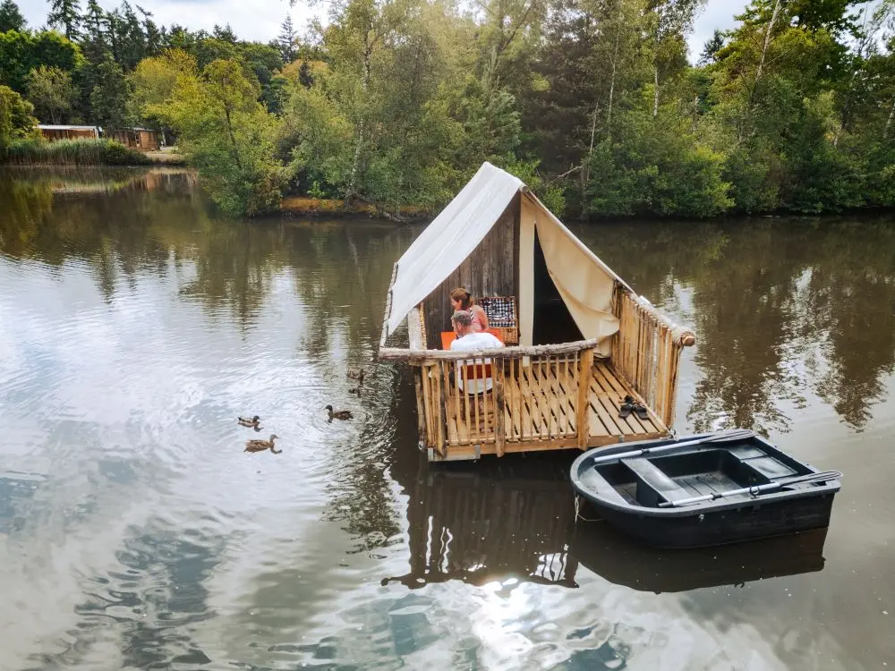 flotente au milieu de l'&eacute;tang