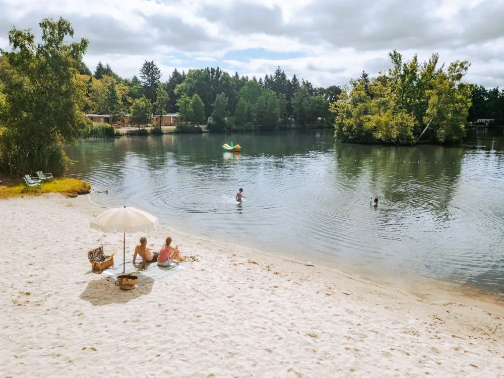 plage de sable sur l'&eacute;tang de Sologne