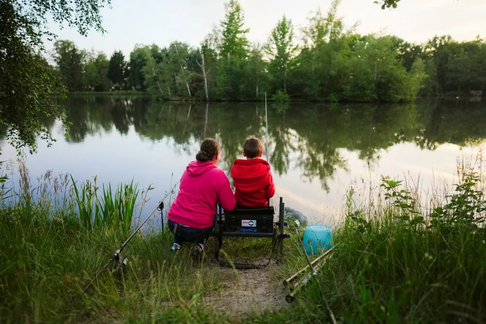 deux pecheurs au bord de l'&eacute;tang