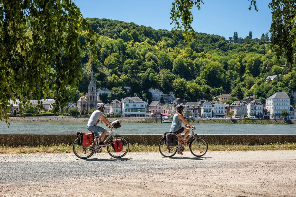 velo en bord de seine &agrave; la Bouille