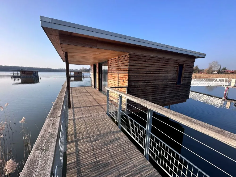 chalet sur l'eau accessible par un ponton