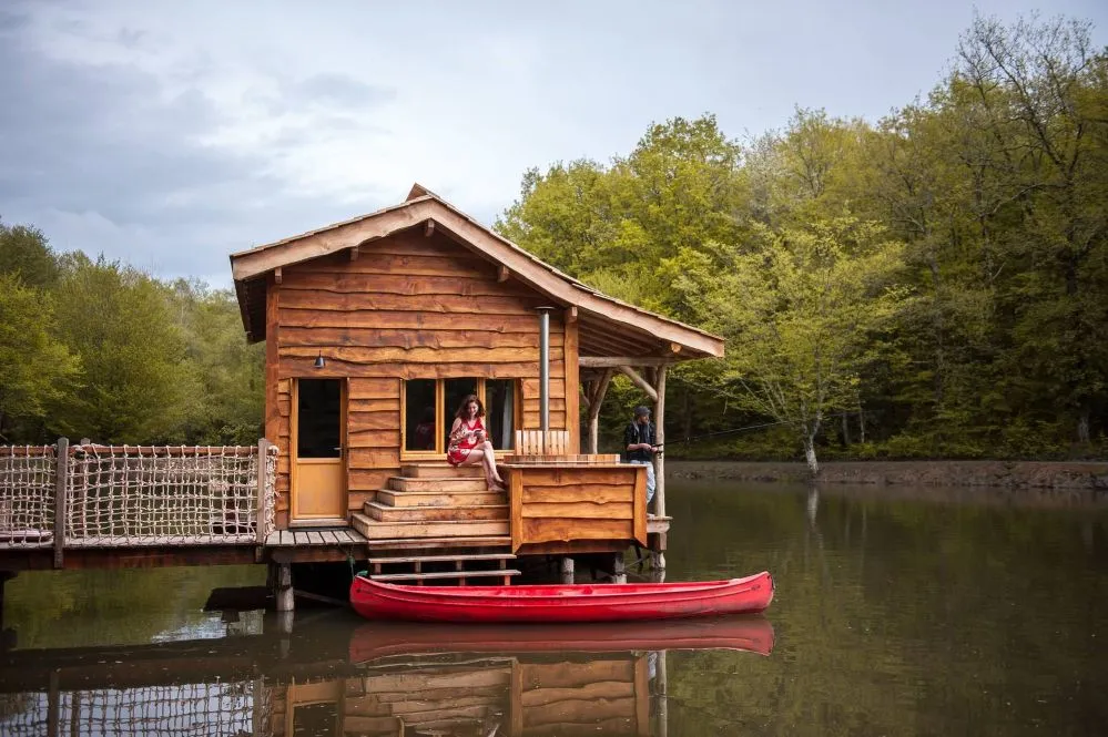 cabane du lac au moulin de la Jarousse Dordogne