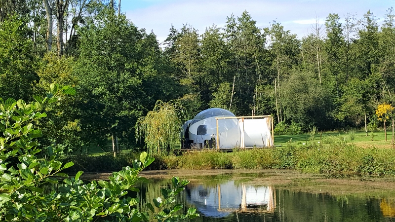 Glamping bulle au bord de l'eau