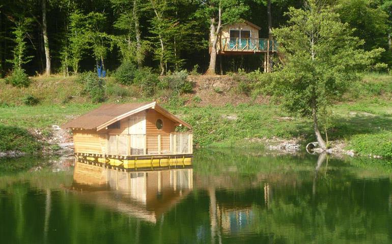 Camping insolite cabane flottante