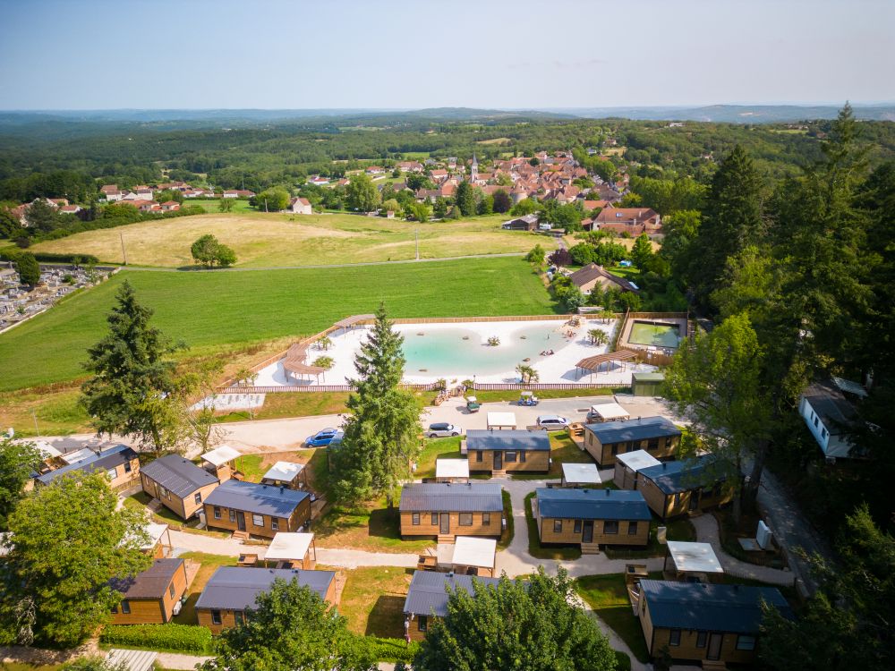 vue aérienne du camping le sequoia et du lagon dans le Lot
