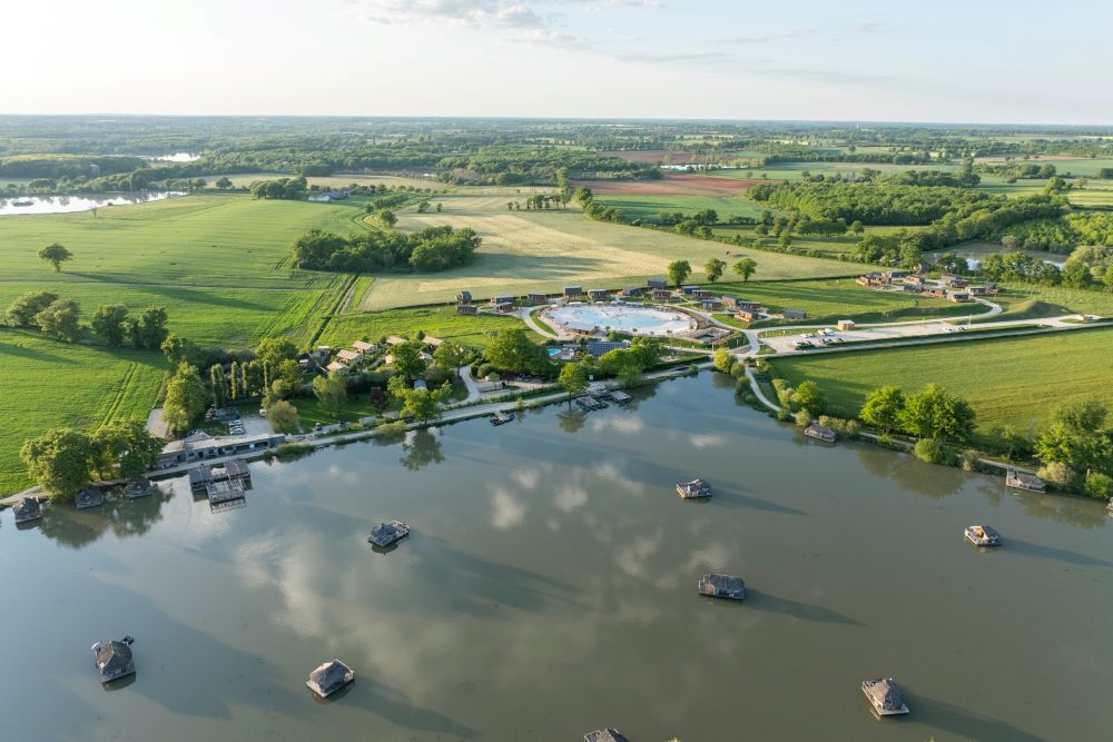 vue aérienne du lagon et des cabanes sur l'eau à Pressac