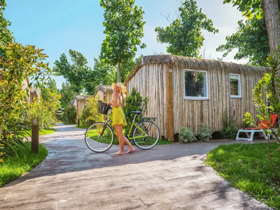 velo dans le camping les M&eacute;diterrann&eacute;es