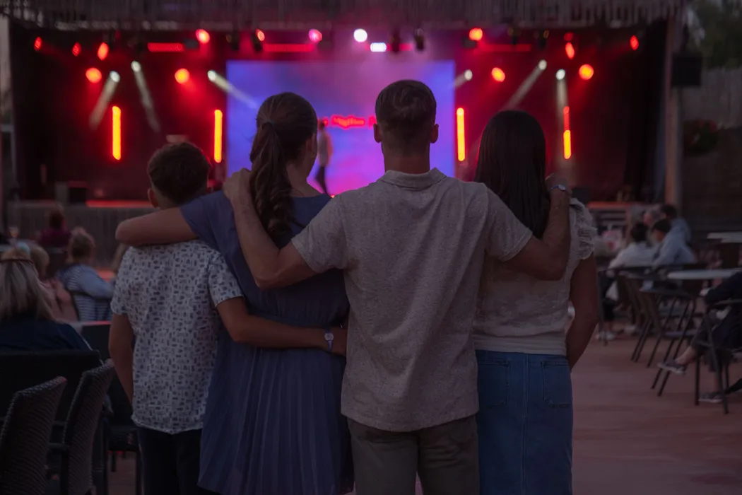 famille en soir&eacute;e au camping