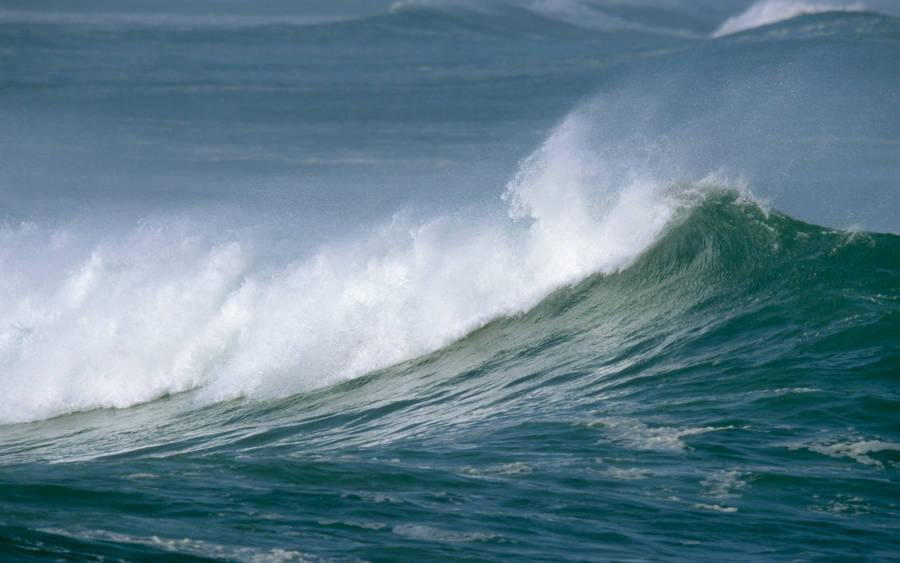 vague sur la cote basque