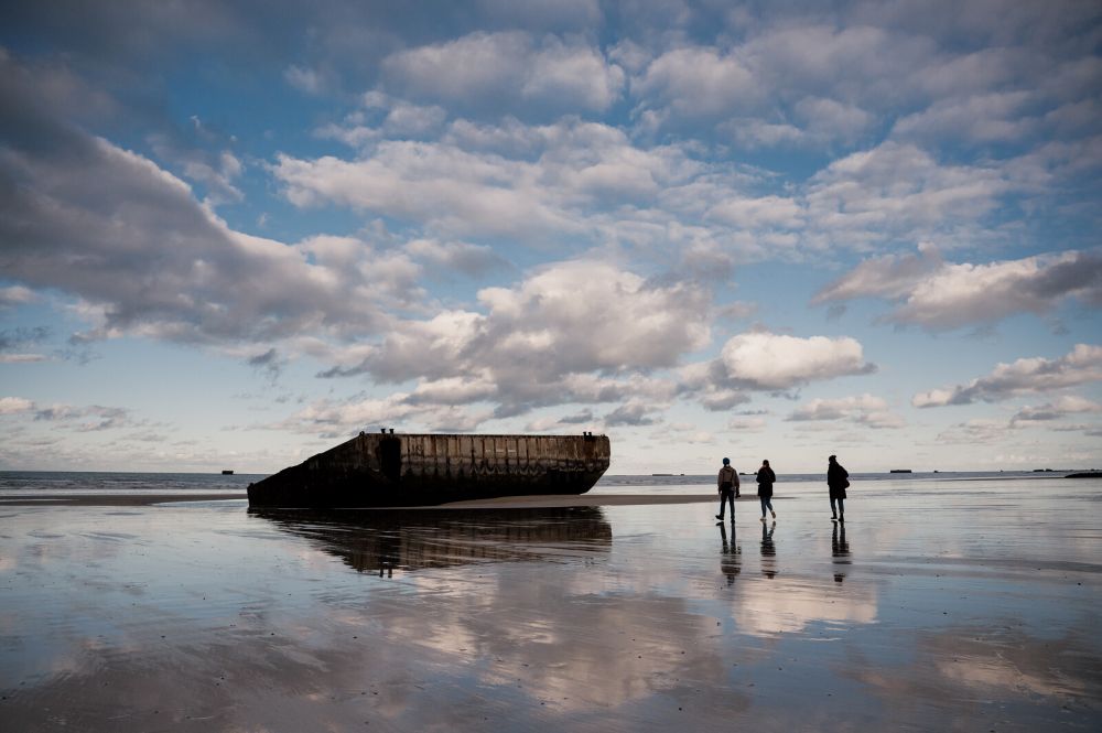 Plage_d_Arromanches__vestiges_du_port_artificiel-Marie-Anais_Thierry