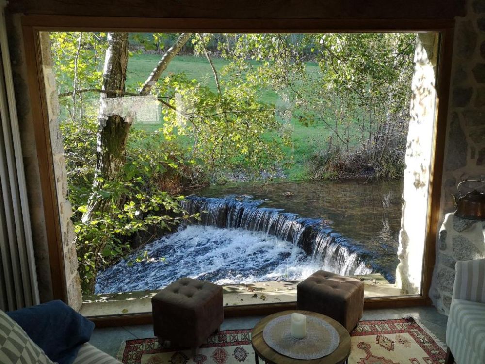 La cascade vue du salon de la Chapelle Moulin
