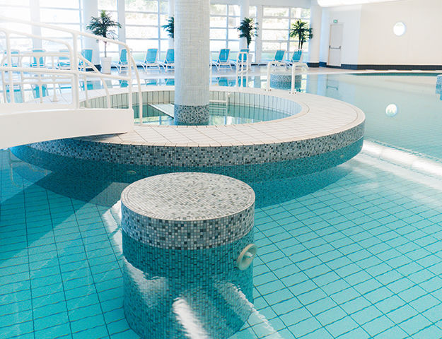 espace bine-être avec piscine intérieure de l'hotel alliance