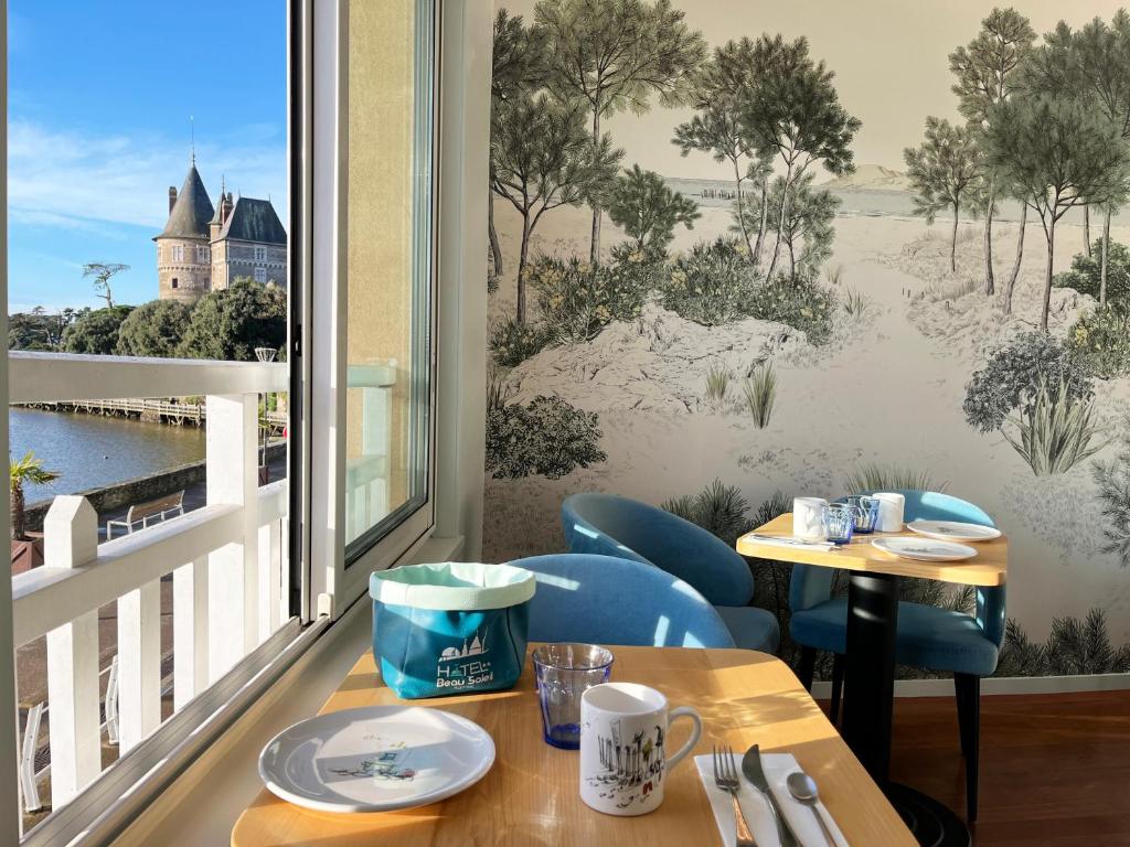 petit déjeuner à l'hotel Beau Soleil avec vue sur le château