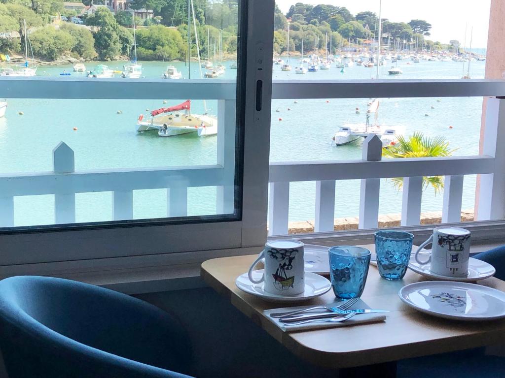 vue sur le port depuis l'hôtel beau soleil à Pornic