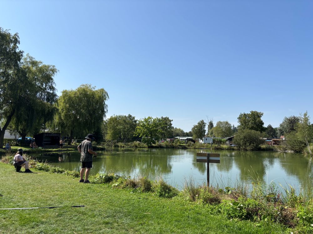 pecheur sur la berge de l'&eacute;tang