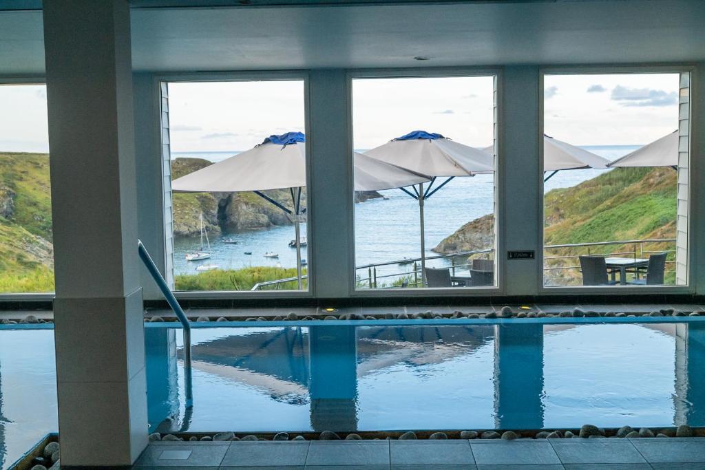 piscine interieure du castel clara hotel vue mer belle ile