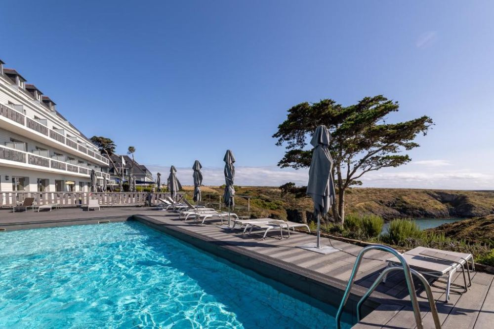 piscine exterieure castel clara