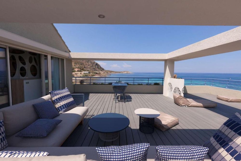 hotel pieds dans l'eau ile rousse