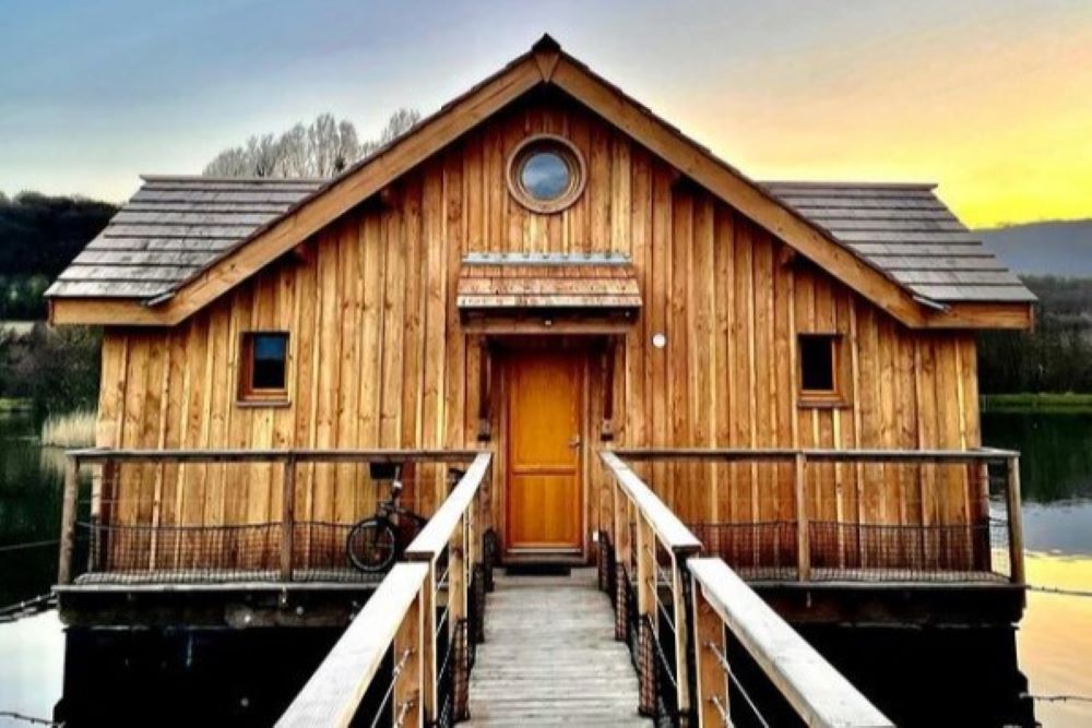 cabane sur l'eau avec spa