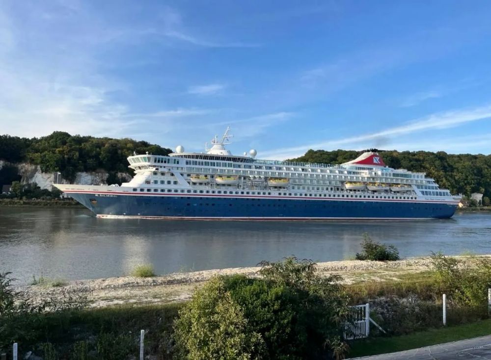 vue sur un bateau depuis le jardin de berville