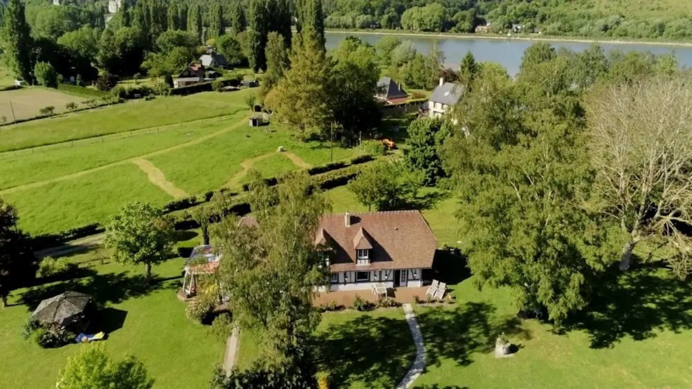 vue aérienne d'un Airbnb en bord de Seine à Berville sur Seine