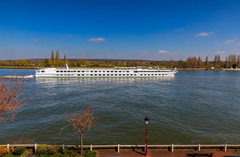 un navire sur la seine depuis le logement de la Bouille