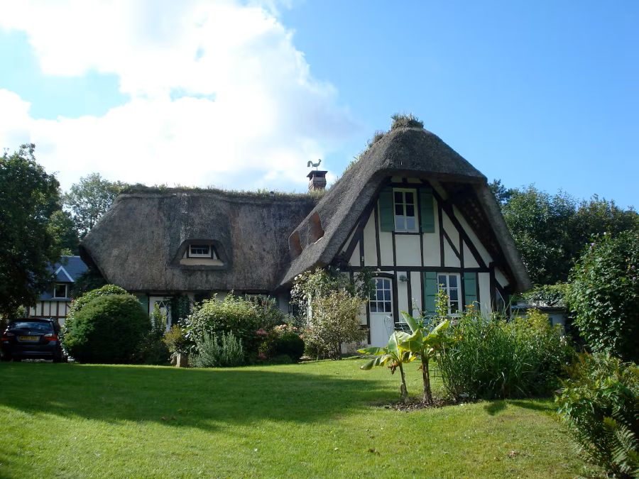 facade d'une chaumière normande à louer