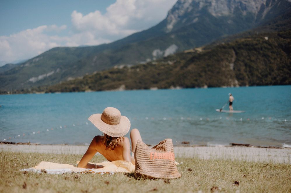 femme sur la plage priv&eacute;e du camping la presqu'&icirc;le