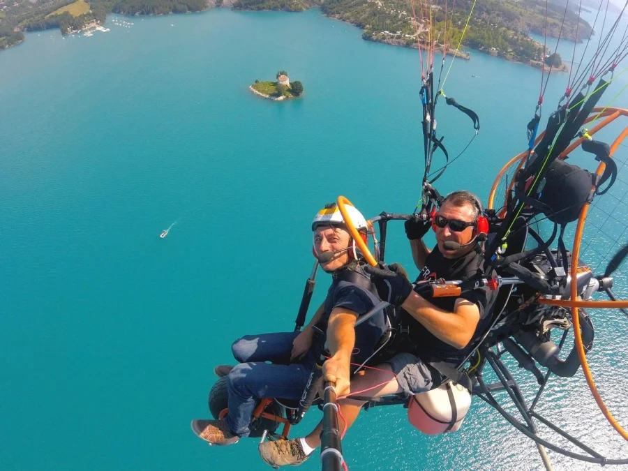 parapente au dessus du lac