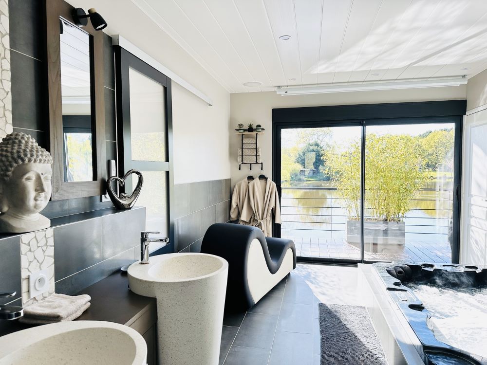 baignoire jacuzzi au g&icirc;te le Colombier en Bretagne