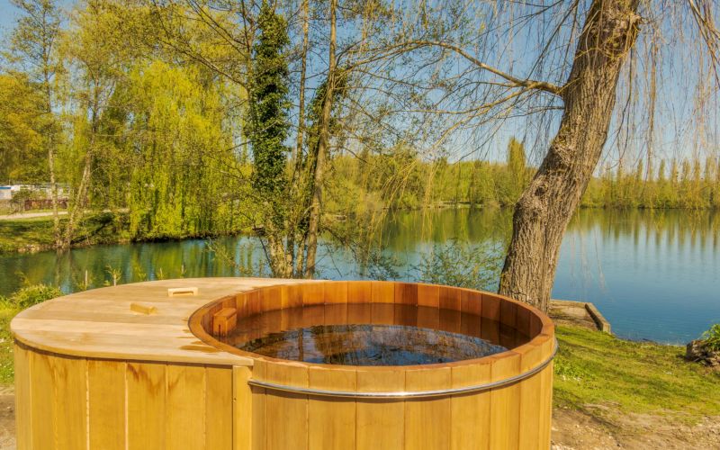 bain nordique au bord de l'eau