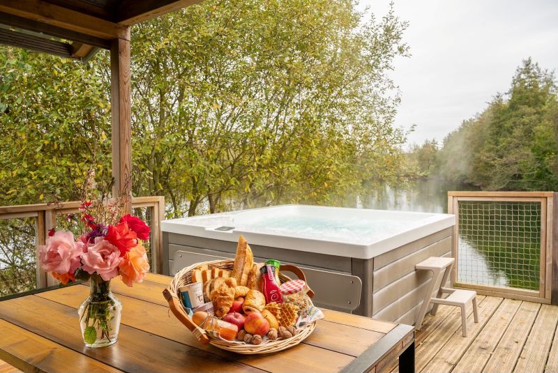 chalet avec jacuzzi au bord de l'eau