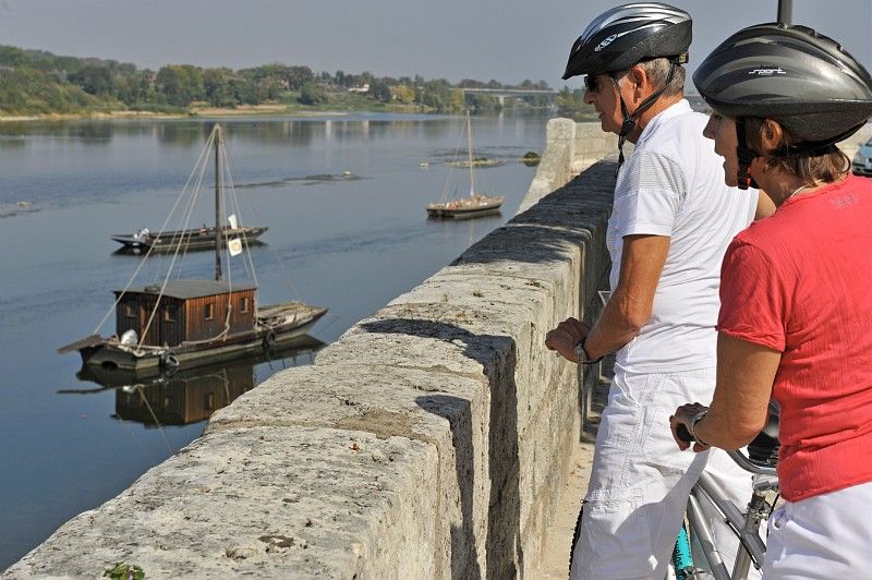 vue sur les bateaux traditionnels de Loire &agrave; Blois balade a velo