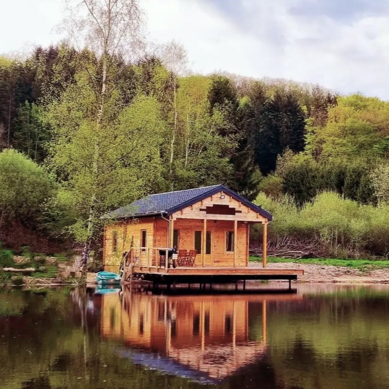 La Cabane sur Pilotis près du lac de Chaumeçon