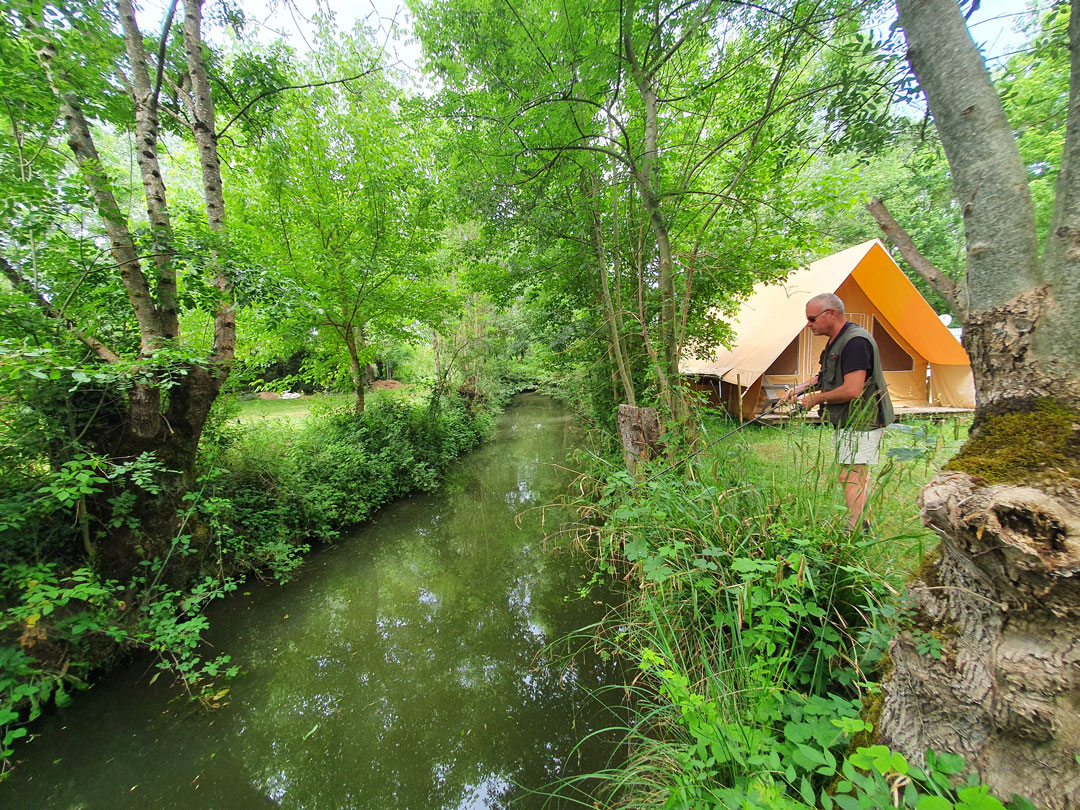 Le Lidon camping bord de rivière avec piscine dans le marais poitevin Le Lidon camping bord de rivière avec piscine dans le marais poitevin