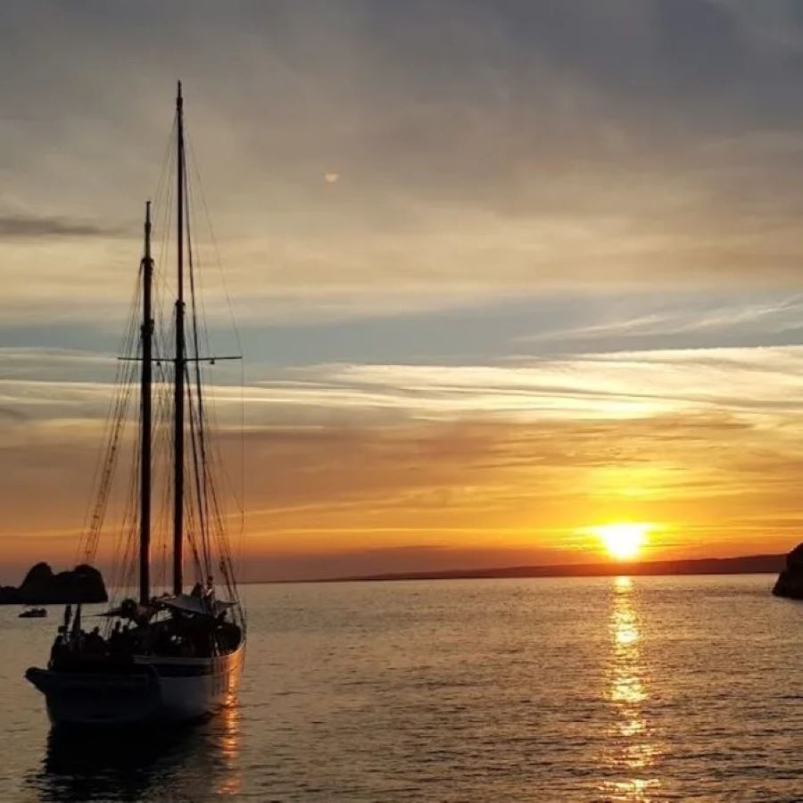 Soirée cocktail en voilier au soleil couchant